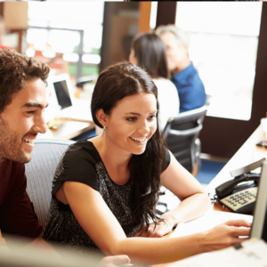 Homem e mulher olhando para o computador