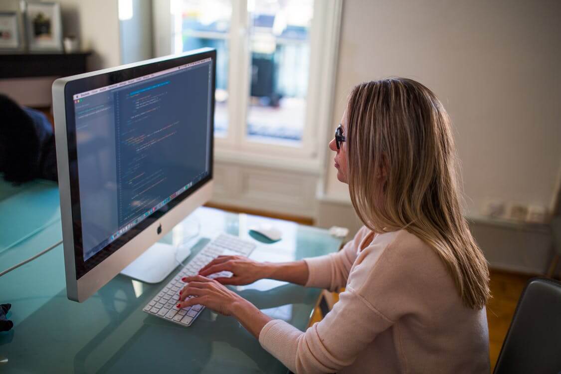 Mulher desenvolvendo software em computador